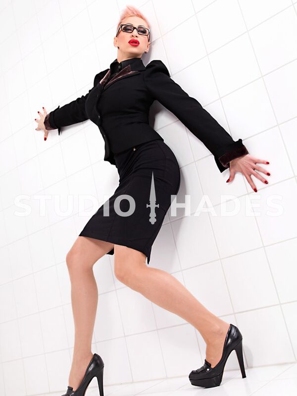 Domina Bizarrlady BDSM Fetisch Herrin Sklavenerziehung Mistress Latex Godess Hades SM-Studio-Hades